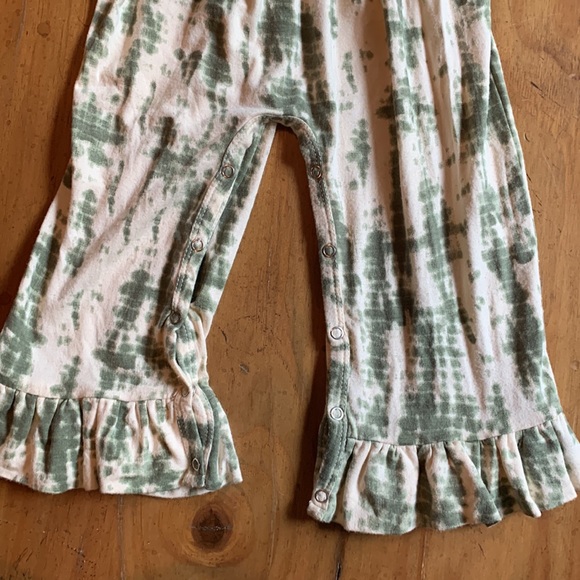 Darling! Crossback, ruffle, bellbottom romper from Kate Quinn organics 18-24 mo - Picture 3 of 5